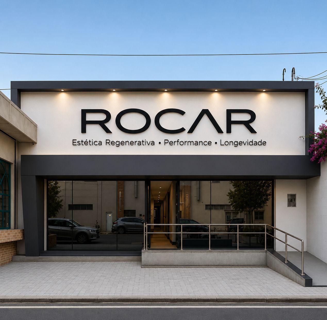 Fachada da Clínica ROCAR ao amanhecer, com letreiro em destaque
