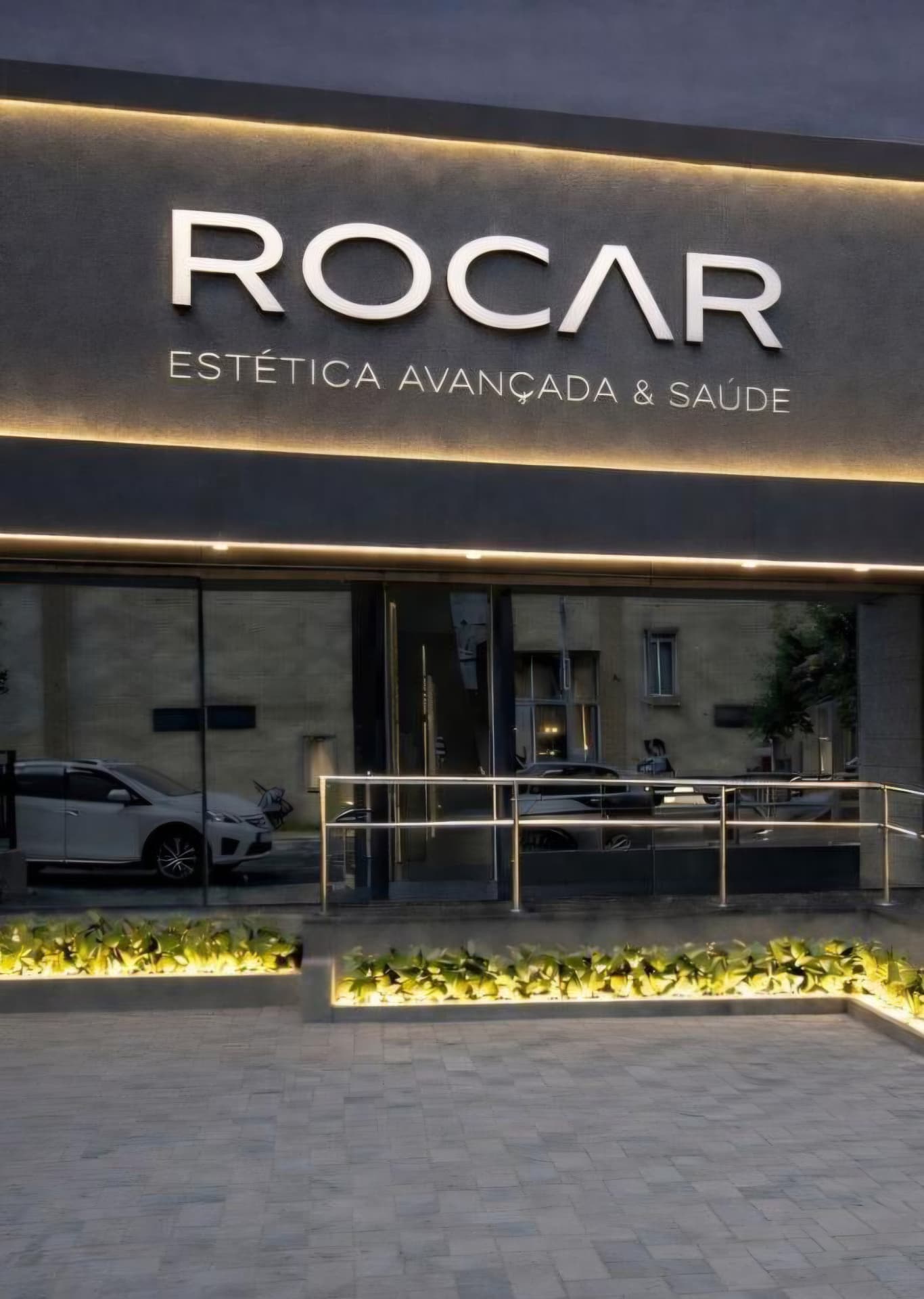 Fachada iluminada da Clínica ROCAR à noite